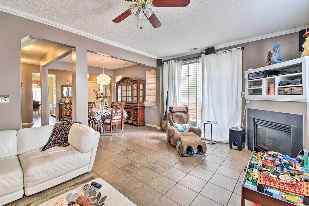 Hampton Home w/ Fireplace + Close to Beaches!