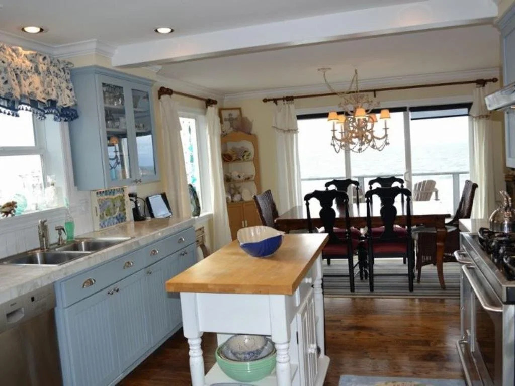 Sea Cliff 3 Br cottage by RedAwning