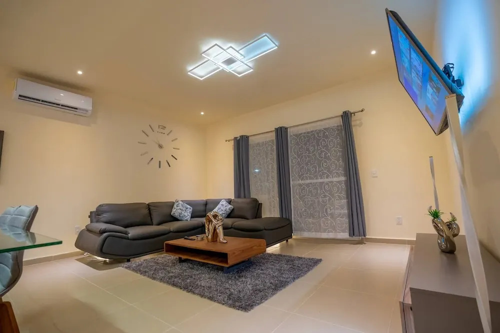 Luxury Apartment With Poll