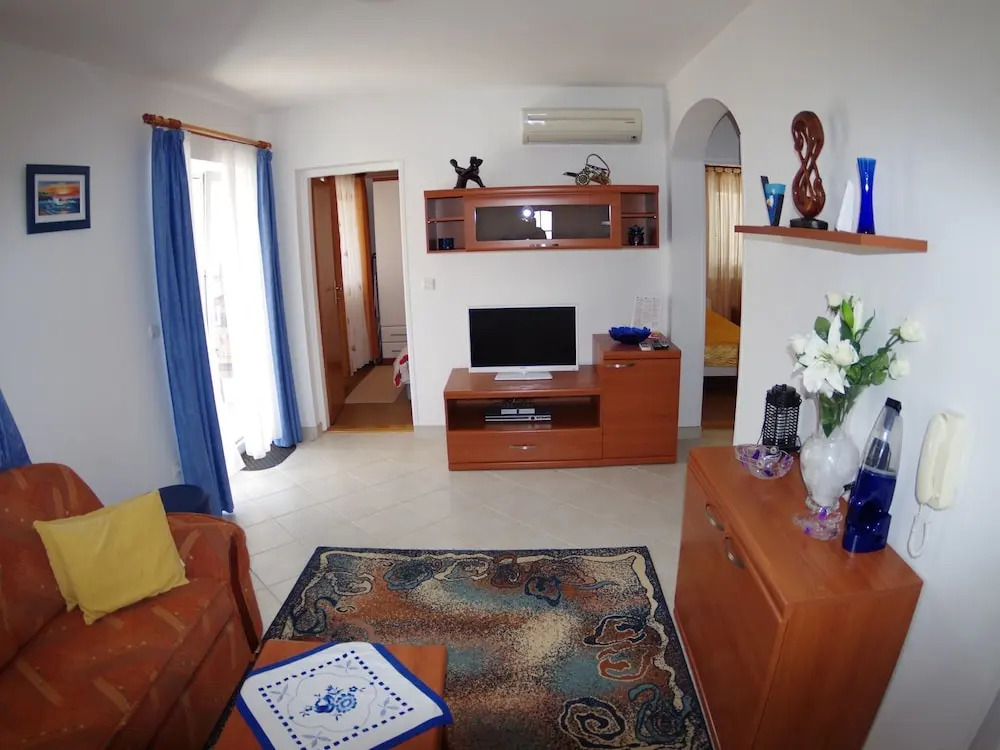 Garden-view Apartment With Terrace, 500m From the Sea, Parking, BBQ and Wifi