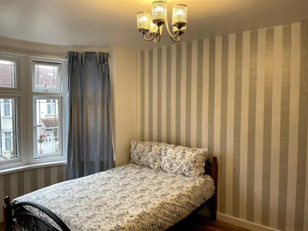 Modern 5 Bedroom Family House - 18 Mins to Station