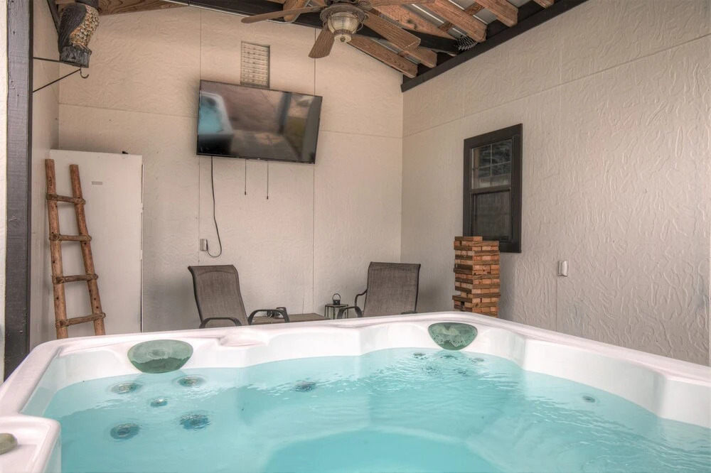 Chic Retreat .5 Miles to Main Hot Tub