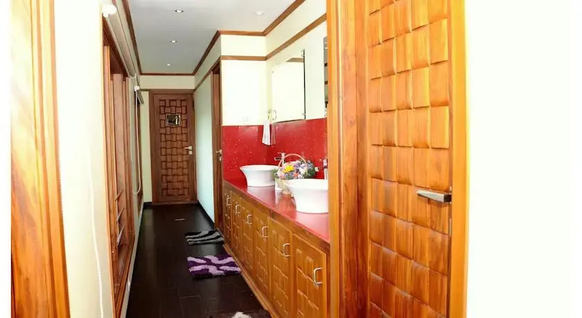 Lavender Luxury Houseboat