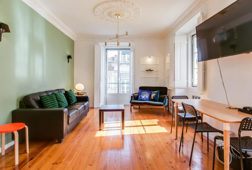 Spacious, Bright and Newly Renovated 2 Bedroom Apartment, Lisbon Historical Center, Madragoa