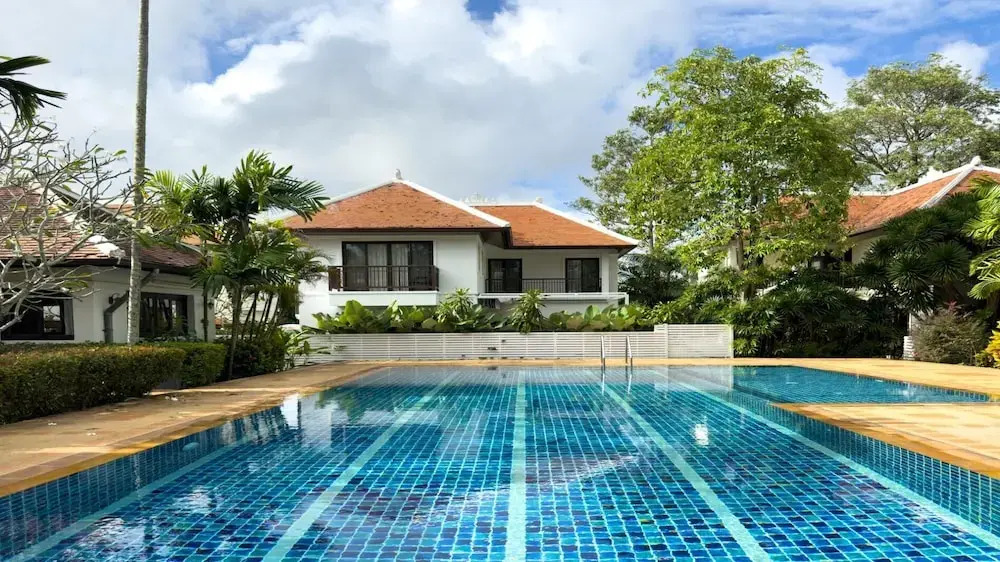 Tropical Poolside Villa - SGB4