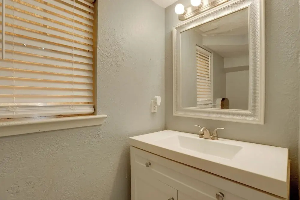 Pets Welcome! Humble Townhome 4 Mi to Airport