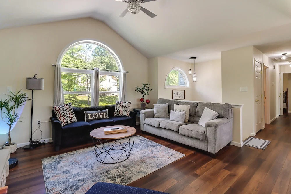 Lakefront Pocono Retreat w/ Hot Tub & Movie Hub