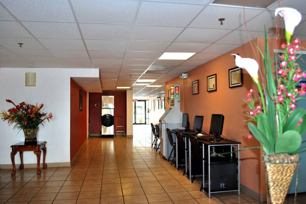 Howard Johnson by Wyndham Tropical Palms Kissimmee