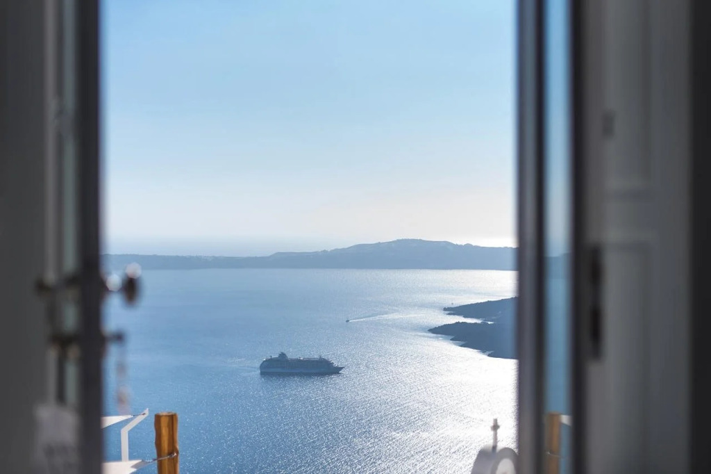 Aqua Luxury Suites by Estia