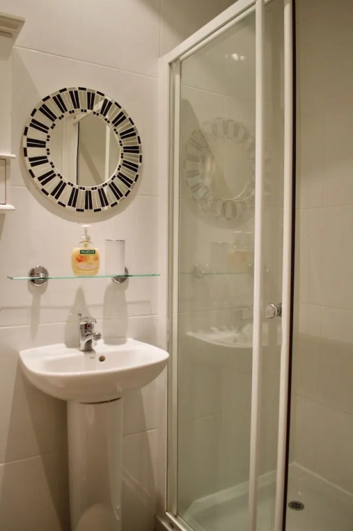 2 Bedroom Apartment With Free Parking