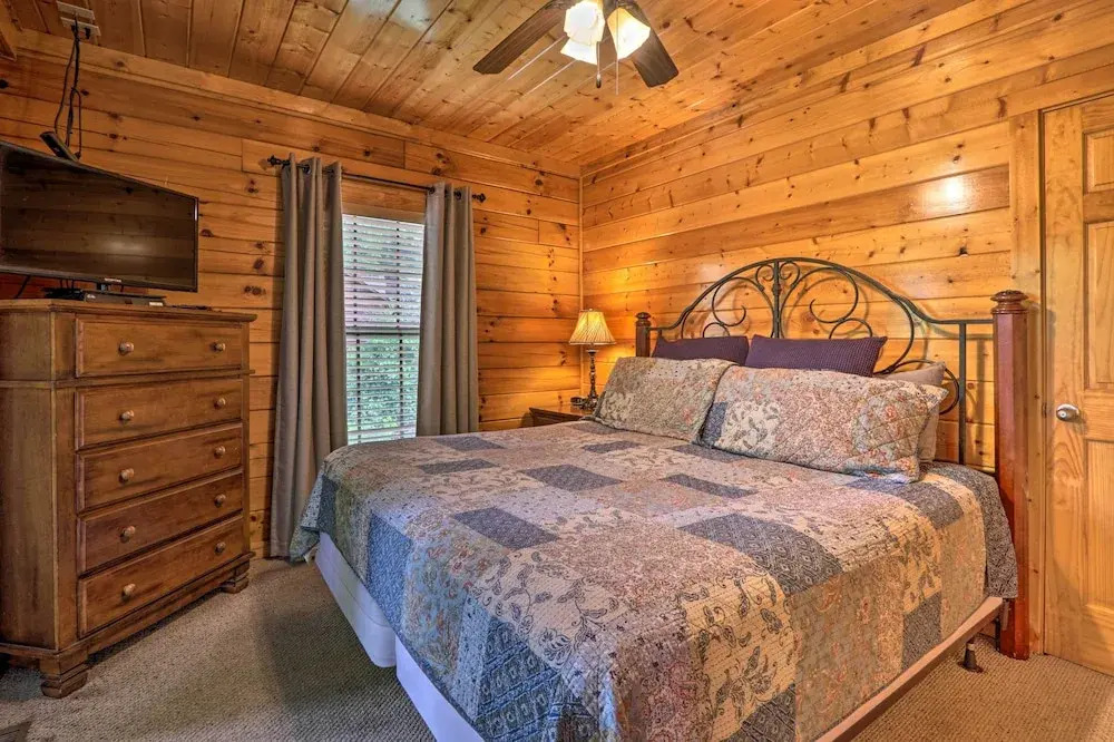 1 Mi to Dollywood: Quiet Cabin w/ Hot Tub!