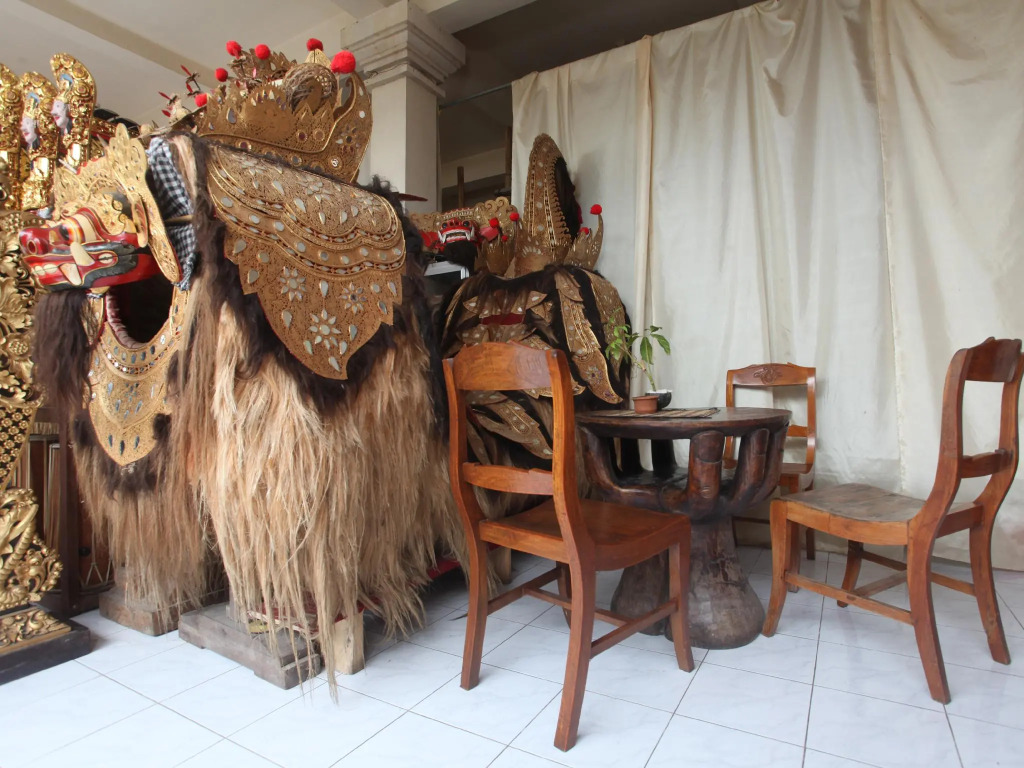 Dewa Bungalows, A Balinese House and Art Gallery