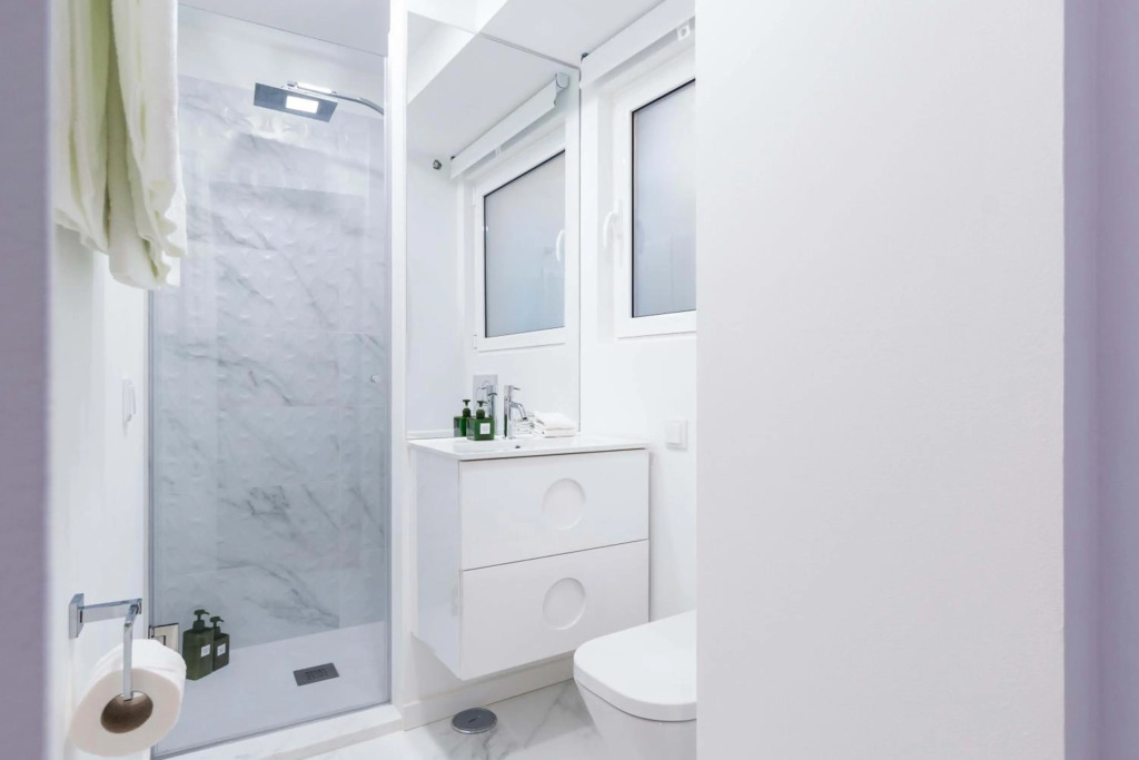 Perfect, Cool, Aircon, 2 beds 2 bath Best Location