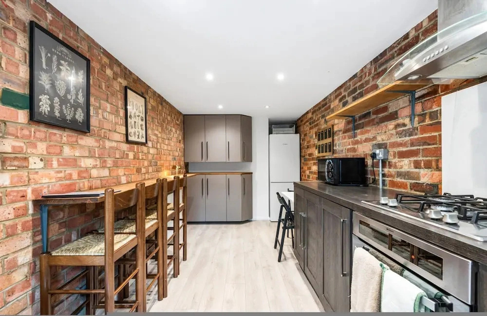 Central Horsham 5BR Home Parking Pets Allowed