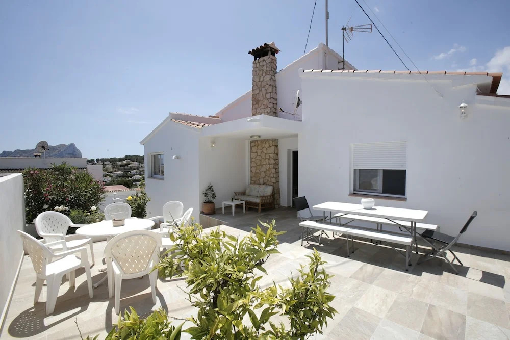 Private Family Retreat With Pool Short Walk to the Sea