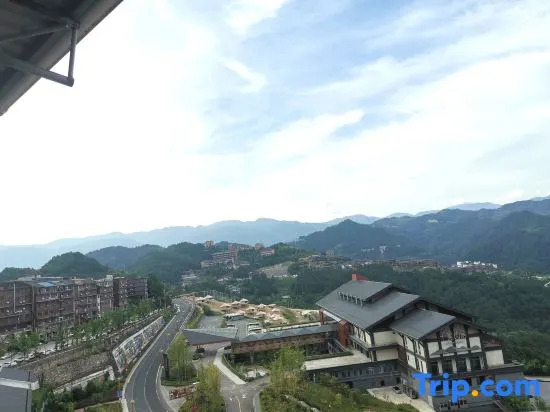 Xijiang Chaoyang Vacation Apartment (Qianhu Miao Village West Gate Tourist Service Center)