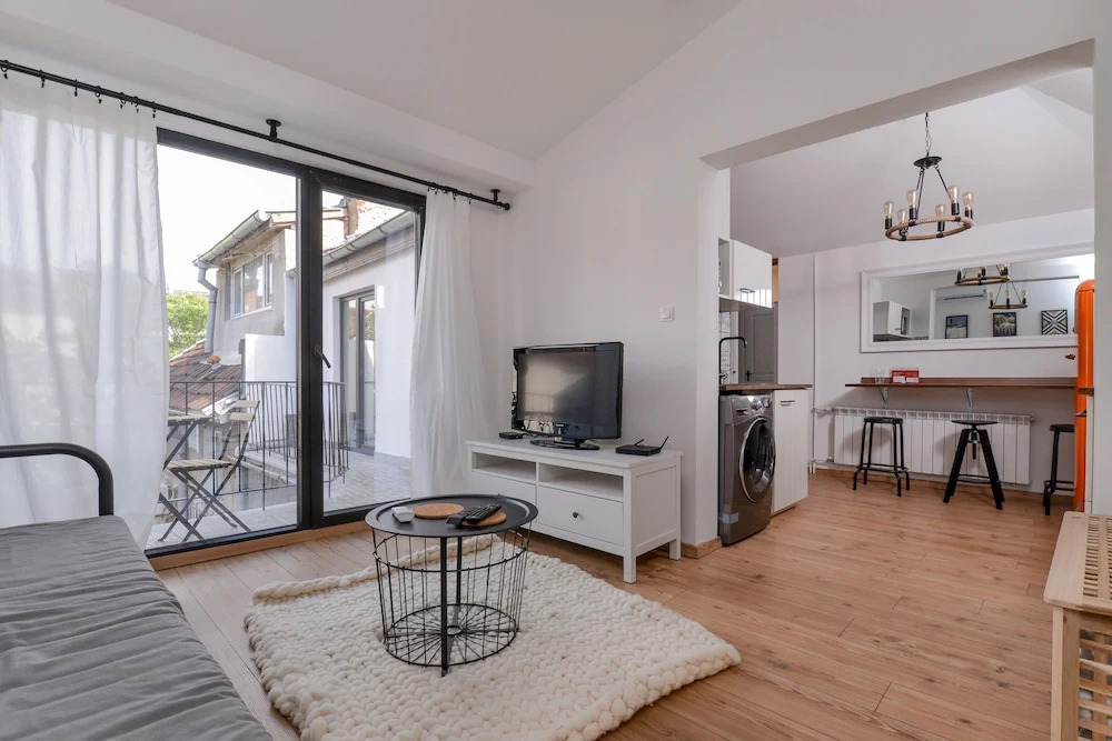 FM Deluxe 1-BDR Apartment - Minimalism & Charisma