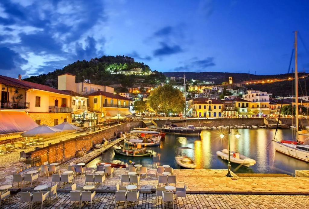 NAFPAKTOS Beach luxury Suites