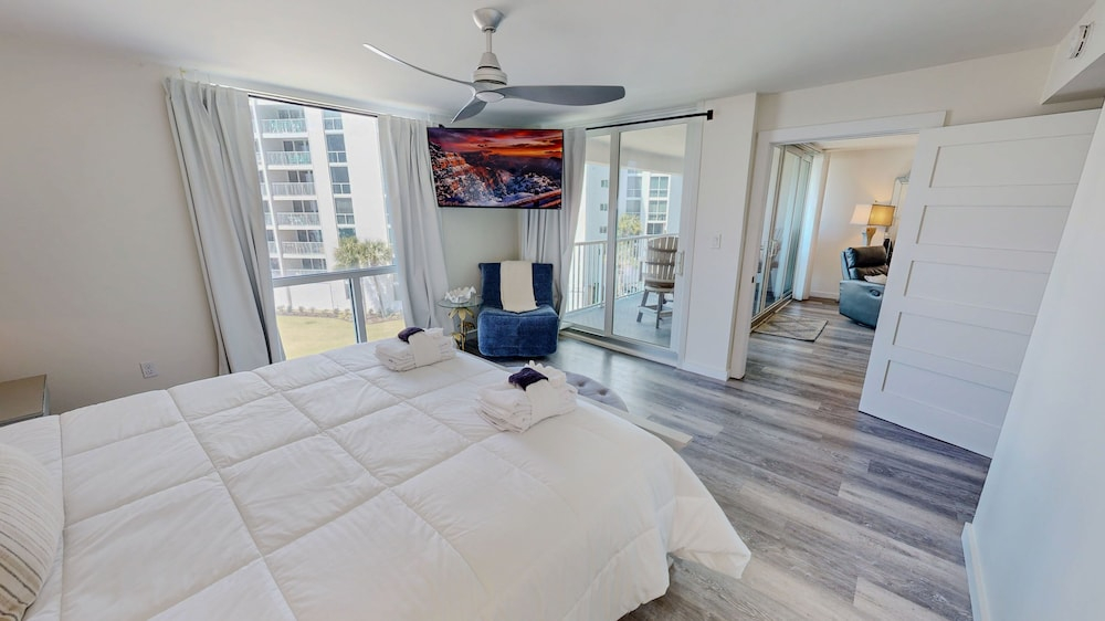 Shoreline Towers 1044 2 Bedroom Condo