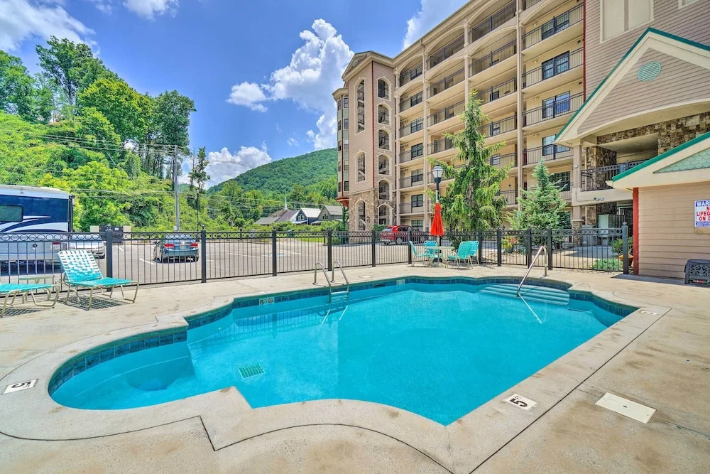 Gatehouse Condo: End Unit w/ Dtwn Gatlinburg View!