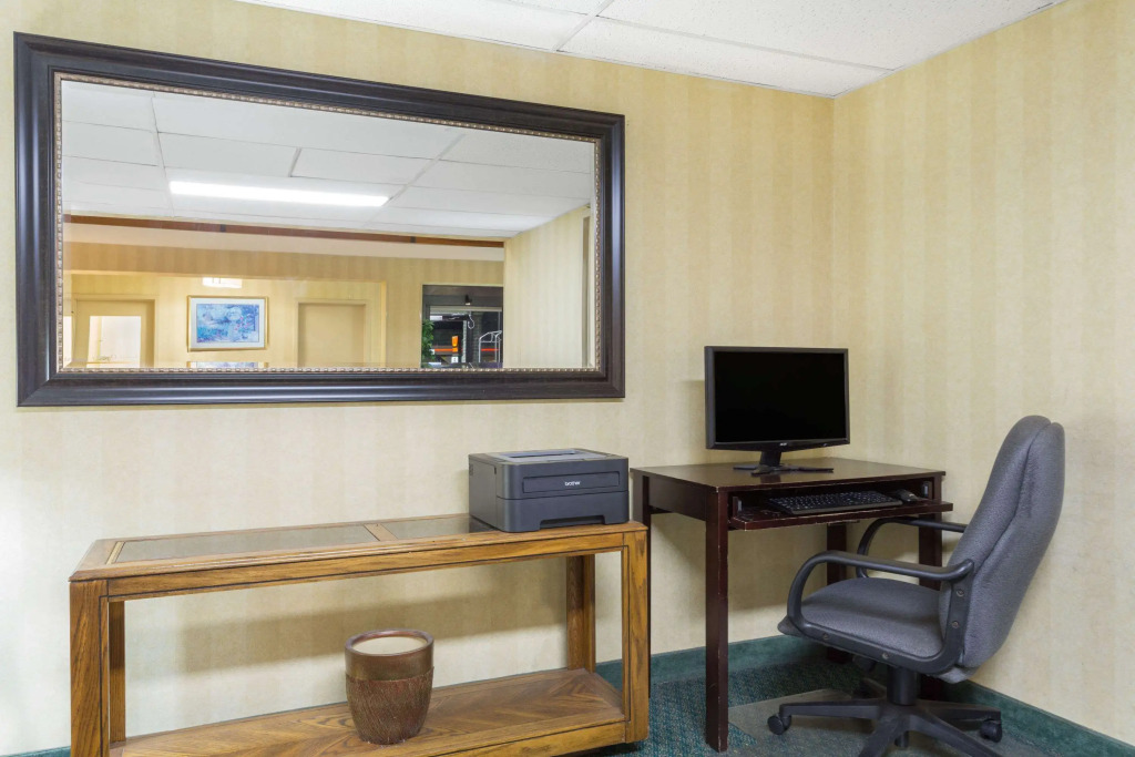 Super 8 by Wyndham Bentonville
