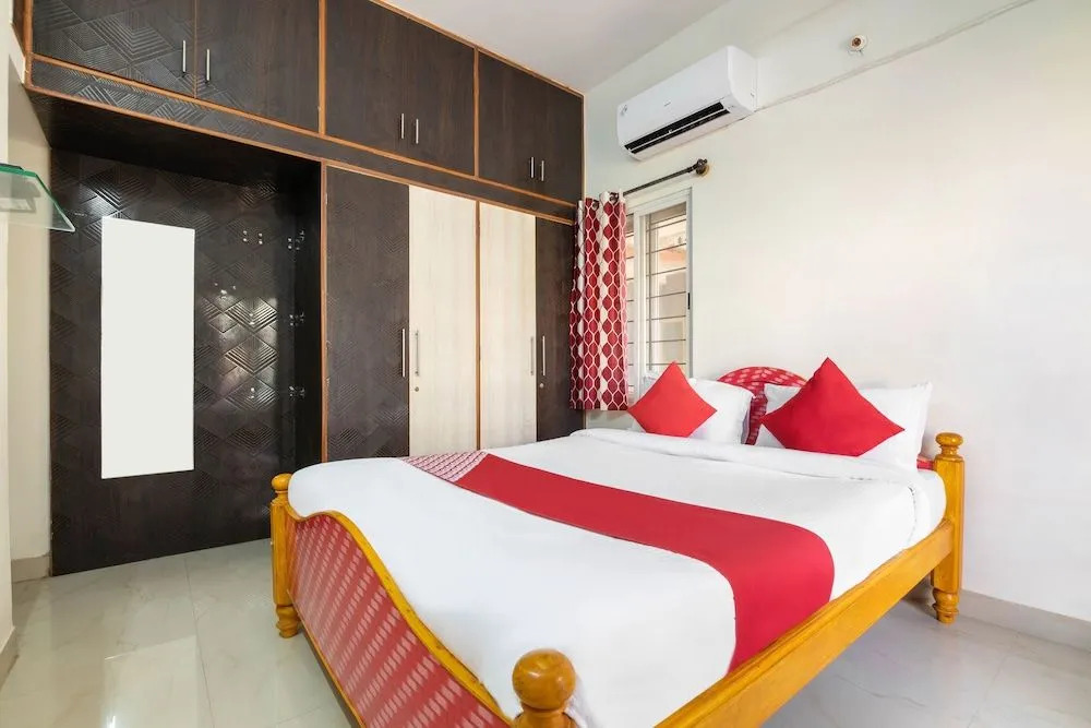Oyo 22900 Sri Sai Suites