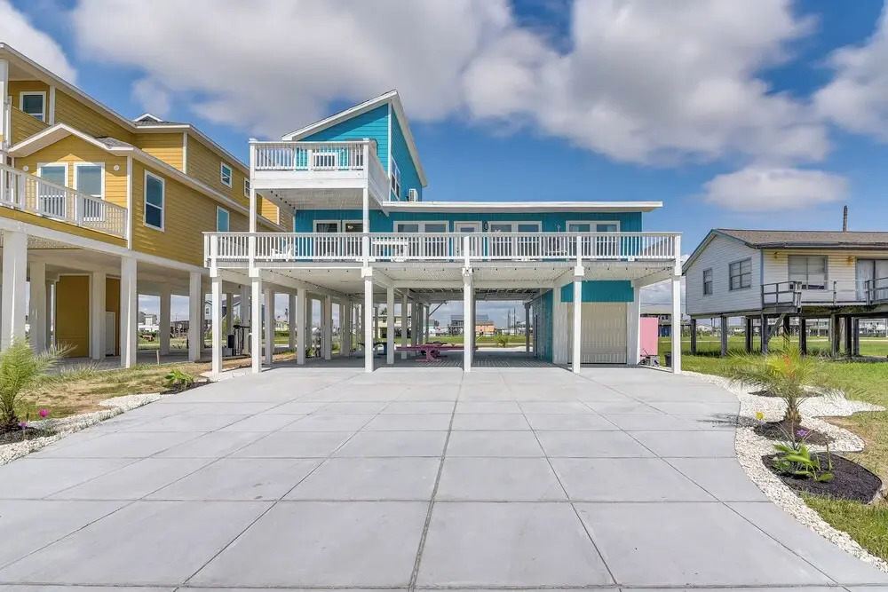 Walk to Shore: Freeport Beach House w/ Grill