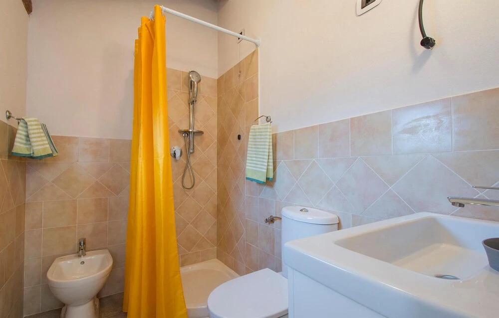 Nice Apartment in Benabbio with Hot Tub & 3 Bedrooms