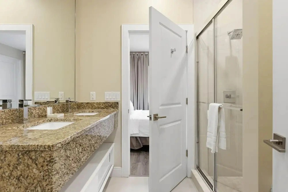 Designer 4BR Getaway Sleek Laminate Floors