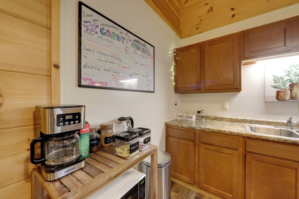 Soaking Tub! Creekside Couples Haven in Cosby