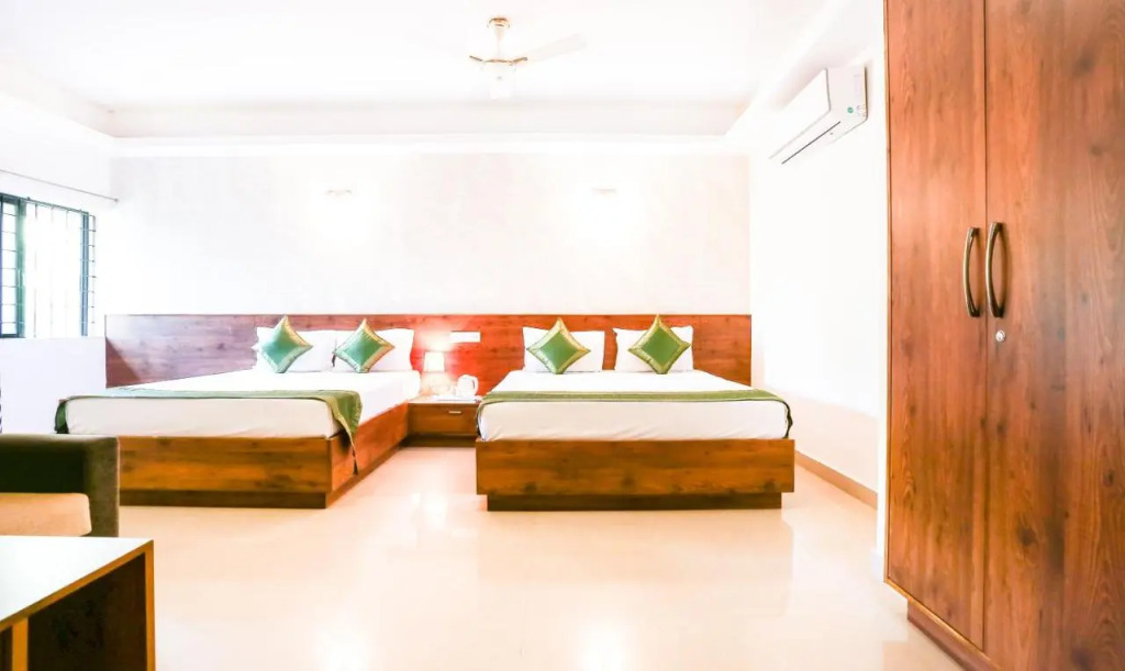 Treebo Comforts Inn, University Road Deralakatte