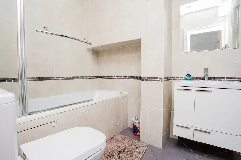 Beautiful 4 Bedroom House in South Kensington