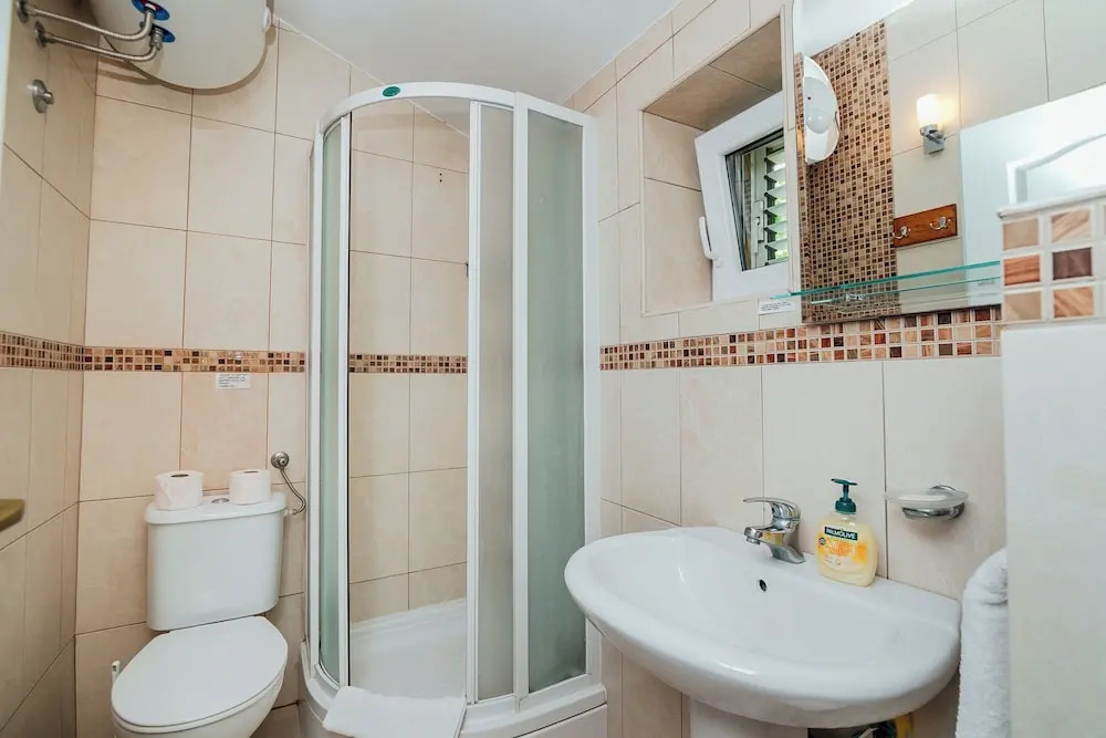 Spacious Family 4BR Seaside House, Fantastic Sea Views, 20 Meters to Beach