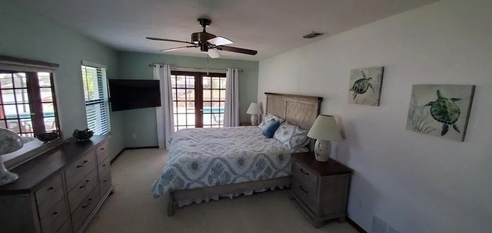 Dancin Dolphin 3 Bedroom Home by Redawning