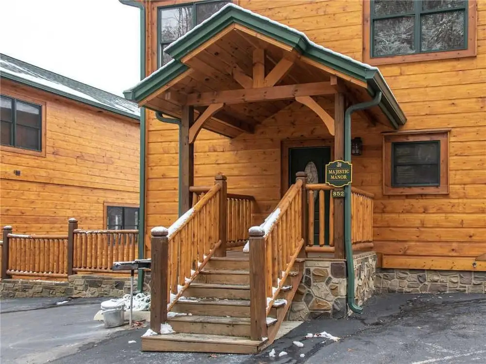 Majestic Manor - Three Bedroom Cabin