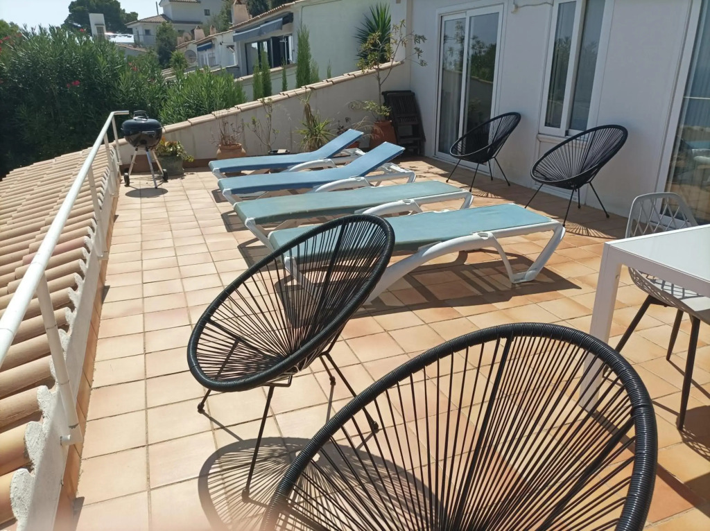 Sol y Mar 8-Maison jumelée avec terrasse, piscine et parking communautaire, surplomb de mer