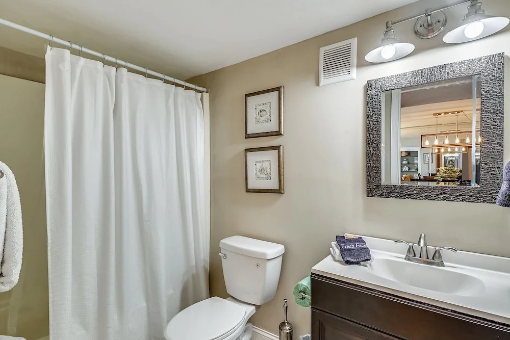 DP 202C Recently renovated 2 bedroom condo near Destin Harbor and amazing views by RedAwning