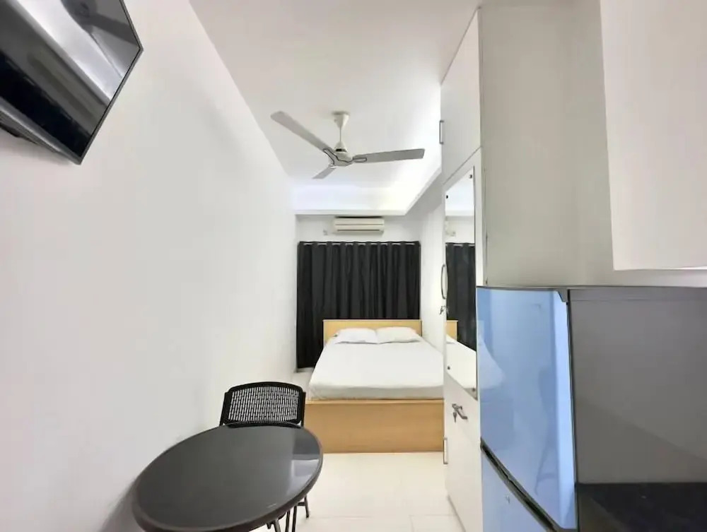 250 sqft 2 Studio Apt Pool and Sauna