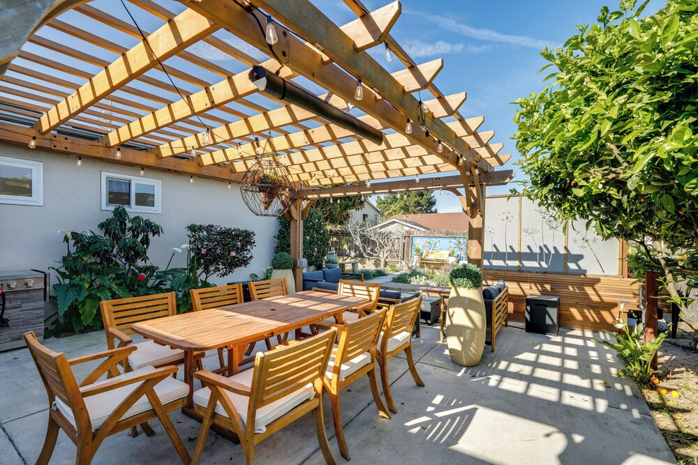 Seaside Home w/ Hot Tub & Patio: Close to Beaches!