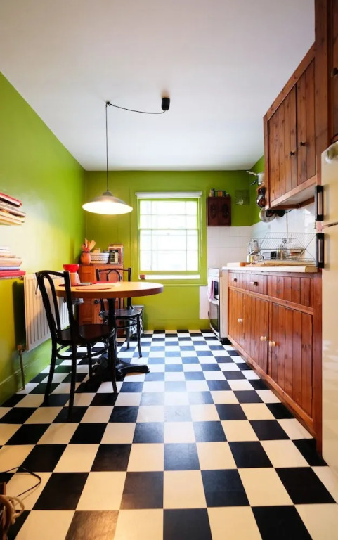 Lovely & Central Garden Flat in Victoria