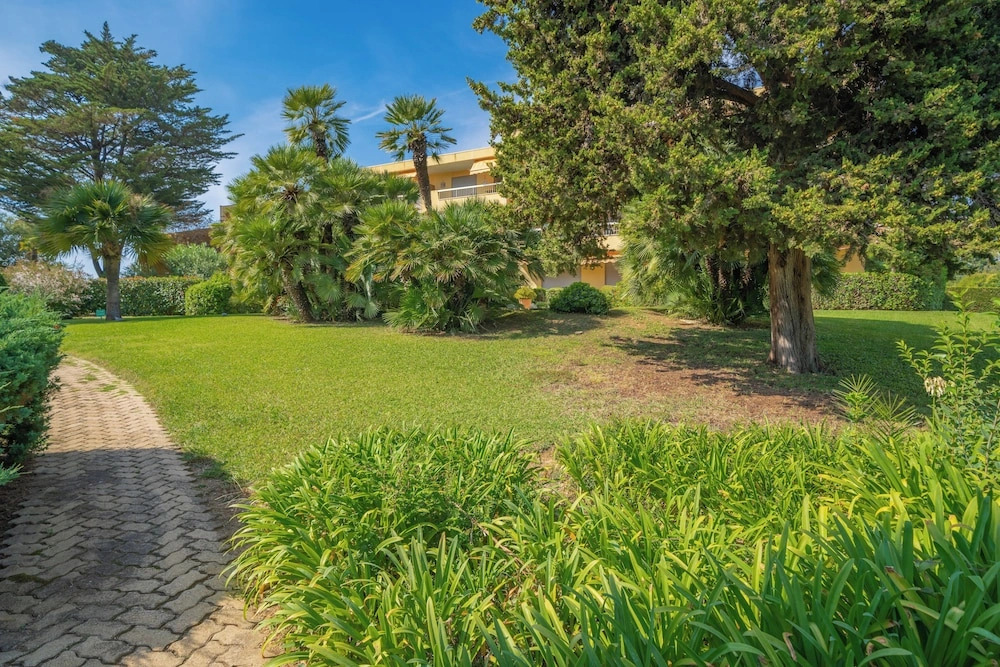 Les 15 Pins & La Mer -  Riviera Escape Apartments with Pool & Garden