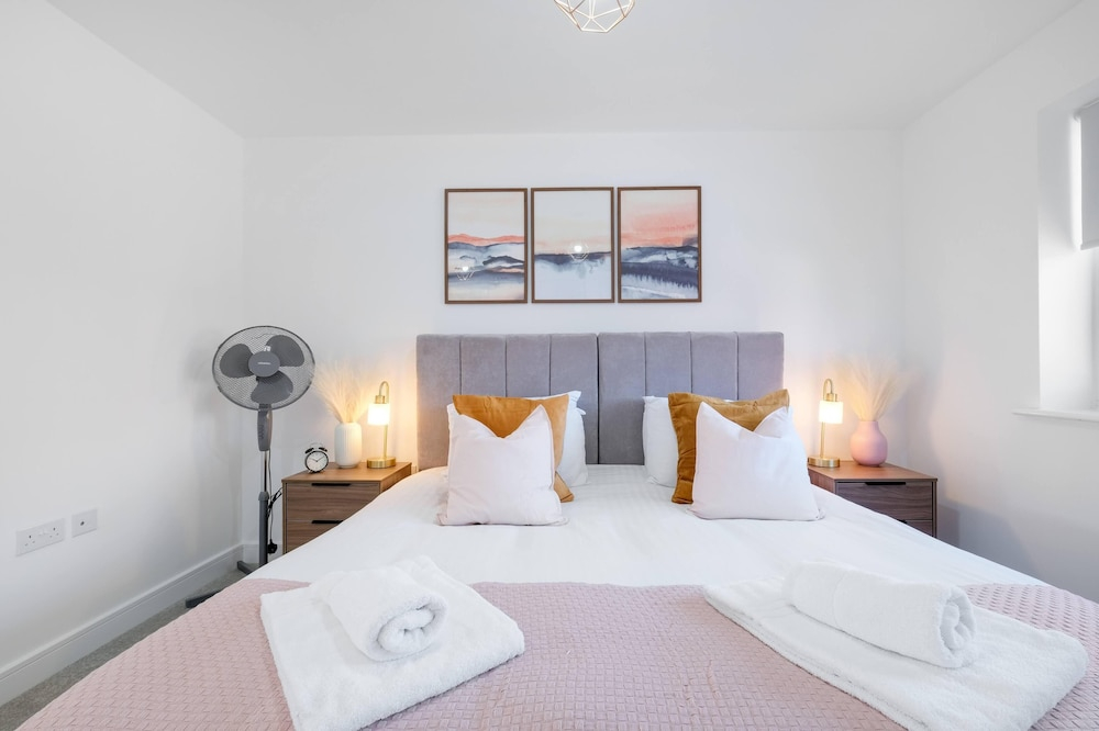 Luxaura 5 Bedroom 3 Bath Service House w/ Parking