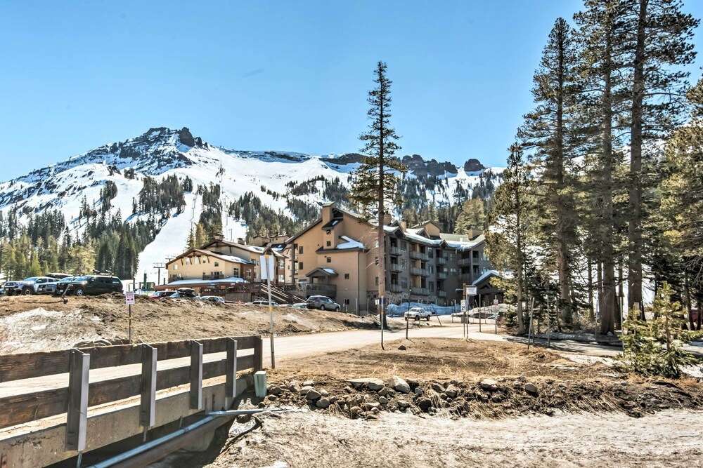 Walk to Ski Lift & Village: Lovely Kirkwood Condo