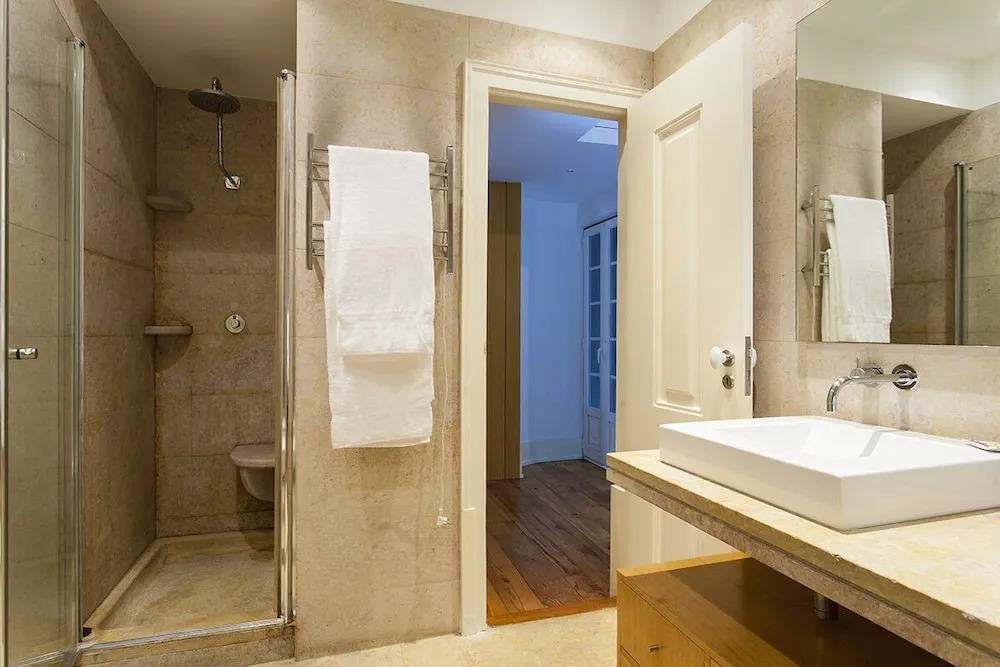 ALTIDO Elegant 3BR Apt w/workspace in Chiado