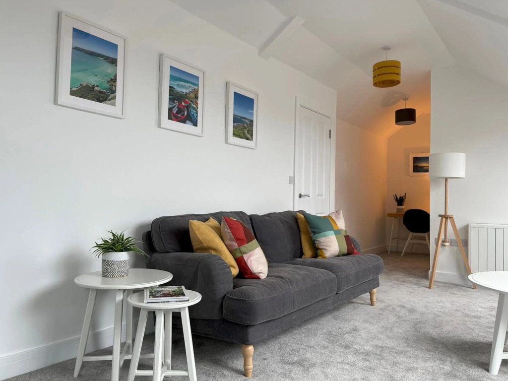 Stunning Town Centre Penthouse w Sea Views