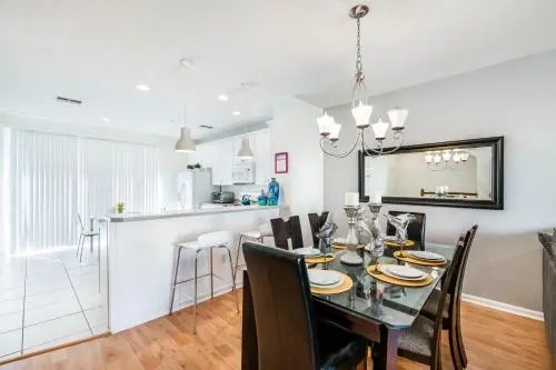 Beautiful Newly Updated Townhome Sleeps 10