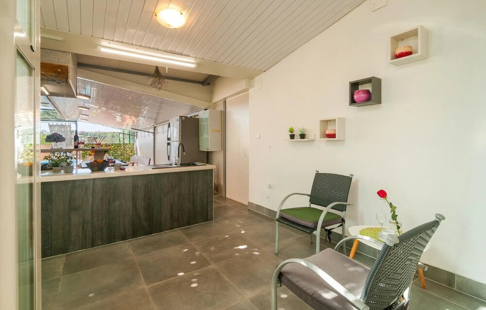 Six-Bedroom Holiday Home In Zrnovnica