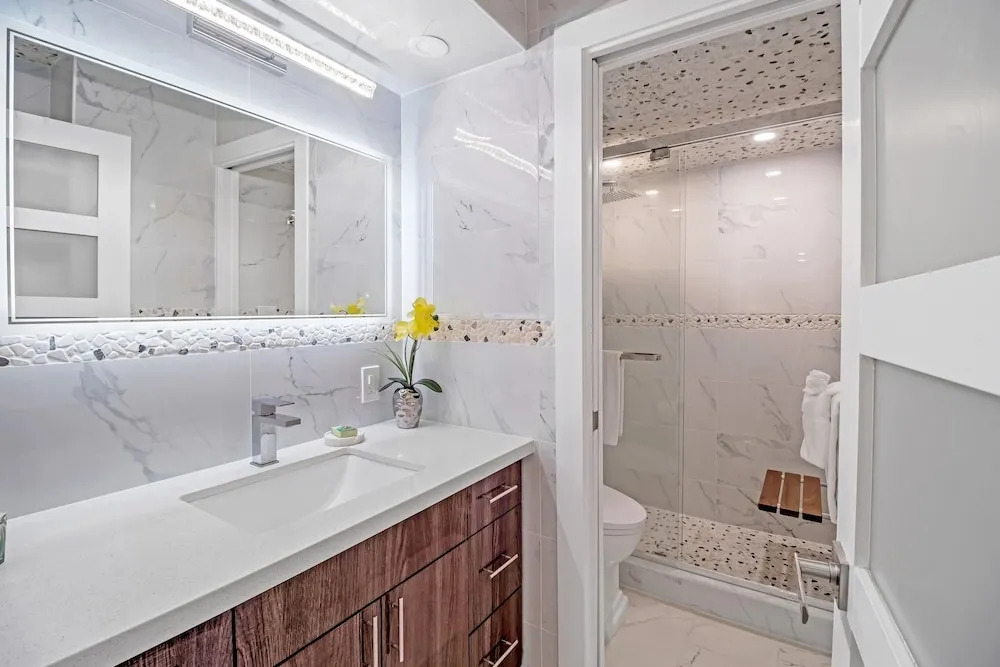 Newly Remodeled - 30th Floor Suite with EPIC Mountain Views