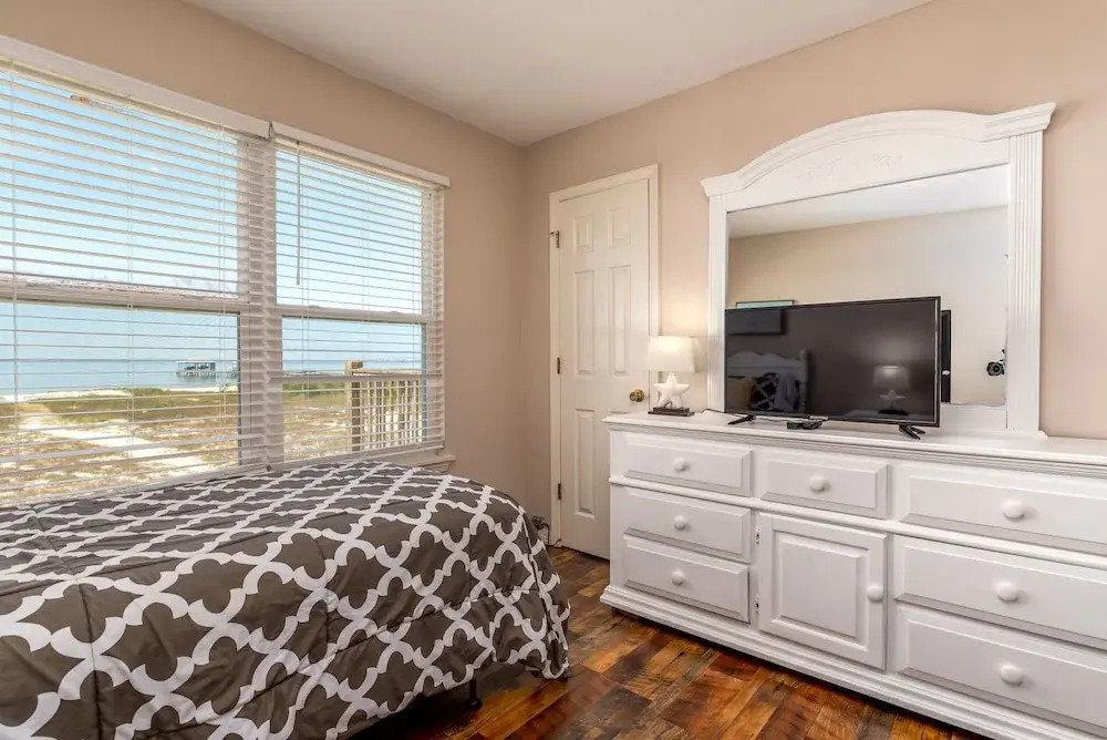 Tropical Paradise - North Side Beach Beauty! Pet Friendly - Swimming, Kayaking, Boating Or Fishing Are Just Steps Away! 4 Bedroom Home by RedAwning