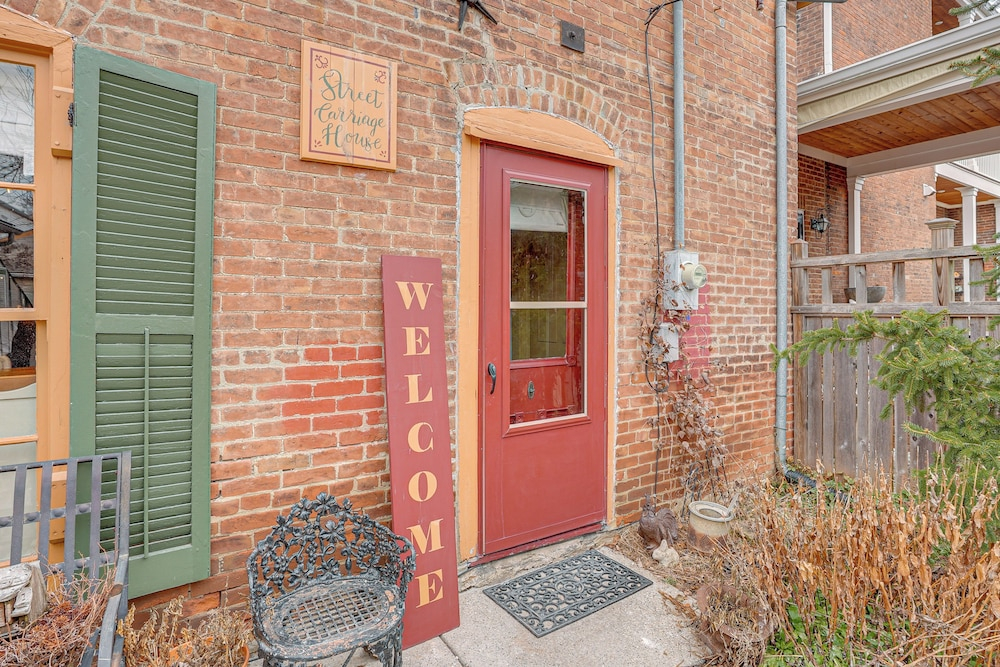 1 Block to Main St: 'second Street Carriage House'